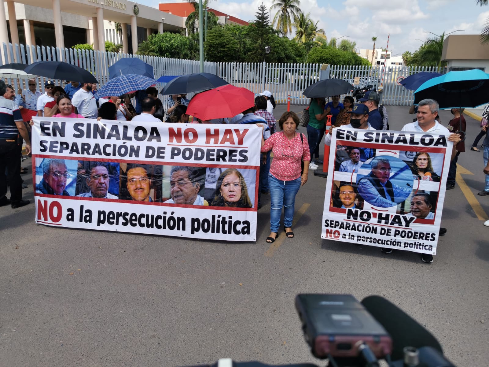 Universitarios se manifiestan en el Congreso; acusan a legisladores de violentar la autonomía de la UAS