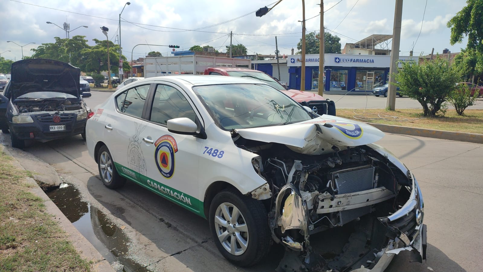 Con el frente destrozado queda unidad de Protección Civil, después de choque, en Mazatlán