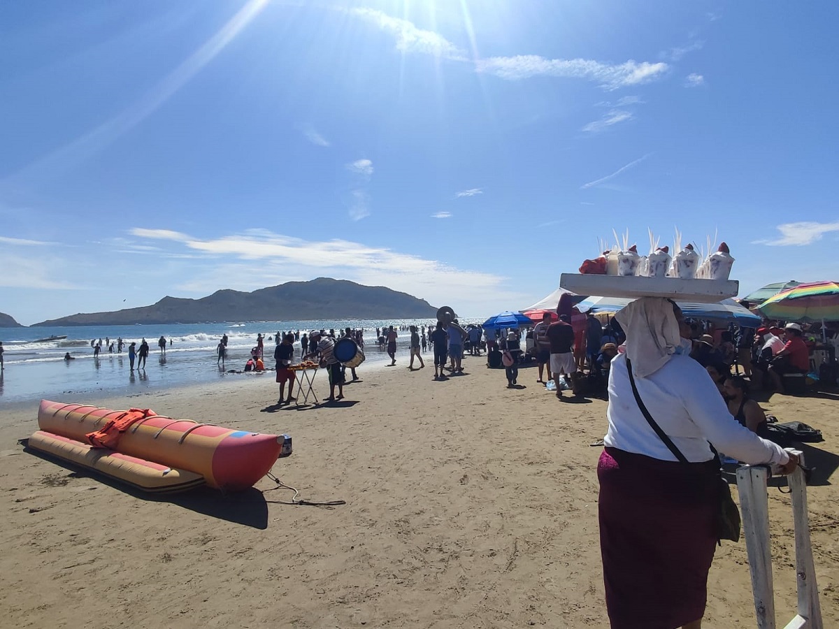 Busca el municipio de Mazatlán regularizar a vendedores en la zona federal con nuevo reglamento de comercio