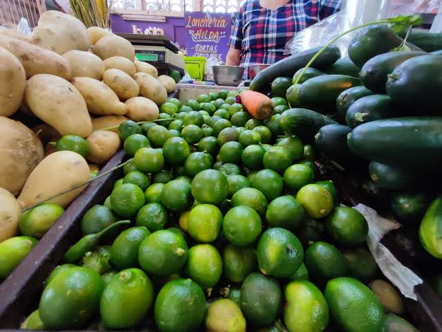 ¡Ya no alcanza!  Amas de casa realizan compras mínimas del diario en los mercados de Ahome