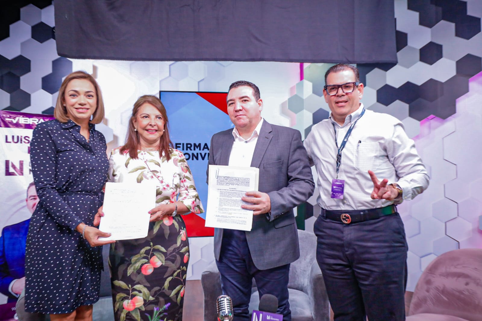 Vibra Radio y Laboratorios Delia Barraza firman convenio para ayudar a los sinaloenses