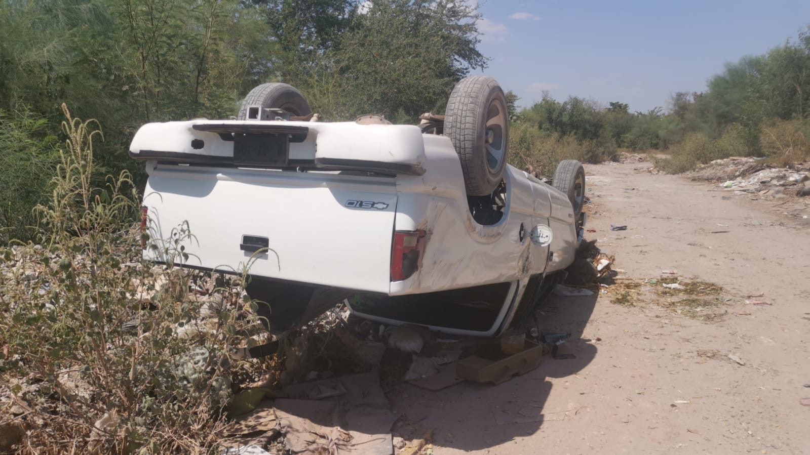 En Los Mochis, volcadura deja tres personas lesionadas y daños materiales valuados en miles de pesos