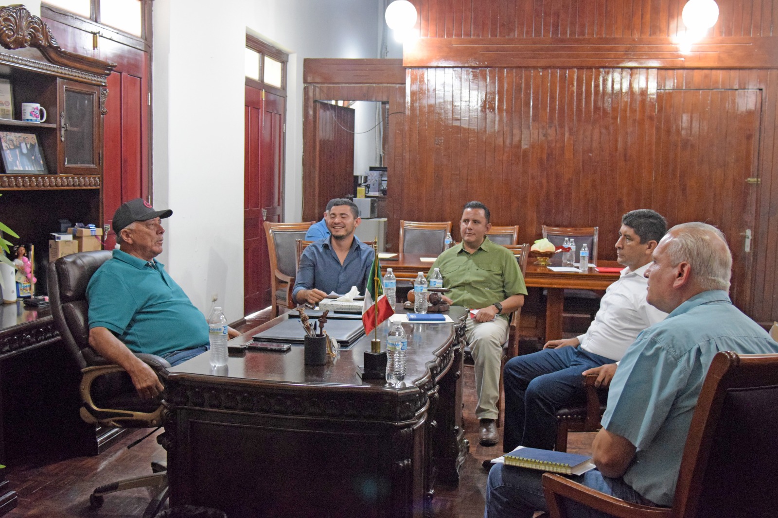 Alcanza alcalde de El Fuerte acuerdos con superintendente de CFE para reconexión del servicio