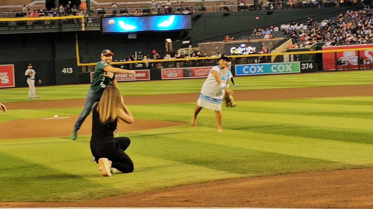 Amazonas de Yaxunah y Juan José Arellano lanzan la primera bola en el Chase Field en Día de la Herencia Hispana