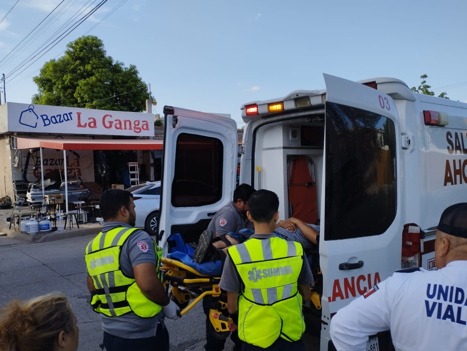 Motociclista es atropellado por una camioneta, paramédicos de Summa lo trasladan al Hospital General de Los Mochis