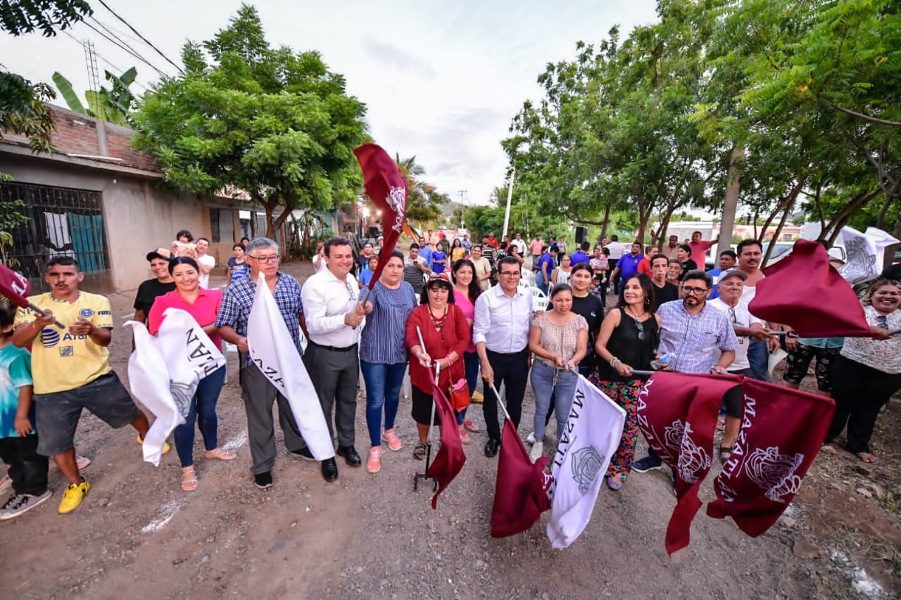 Arranca Édgar González pavimentación de calle en la colonia Universo de Mazatlán