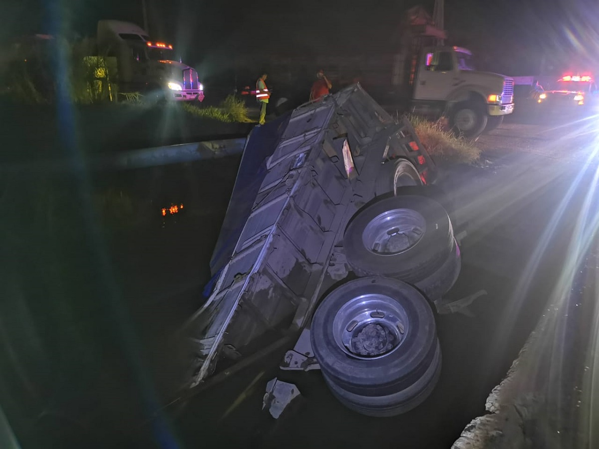 Cae camión cargado con fertilizante a canal que abastece a planta potabilizadora de Ahome