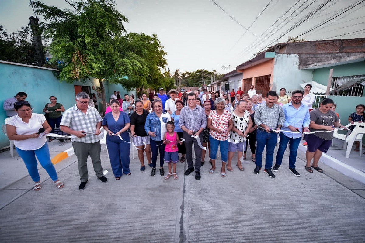 Esperaron 53 años para ver su calle pavimentada; familias de Urías en Mazatlán reciben la obra