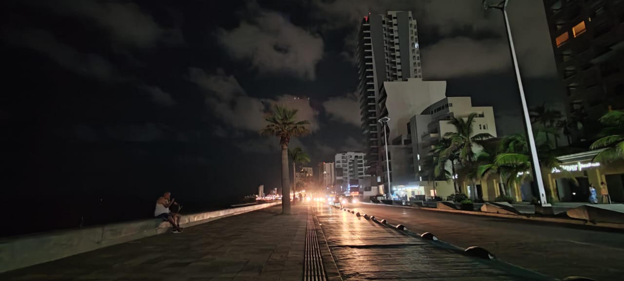 En penumbras Malecón de Mazatlán, choque dejó sin luz un tramo