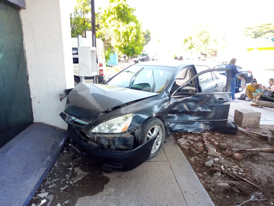 Aparatoso accidente en el Centro de Los Mochis deja una persona lesionada