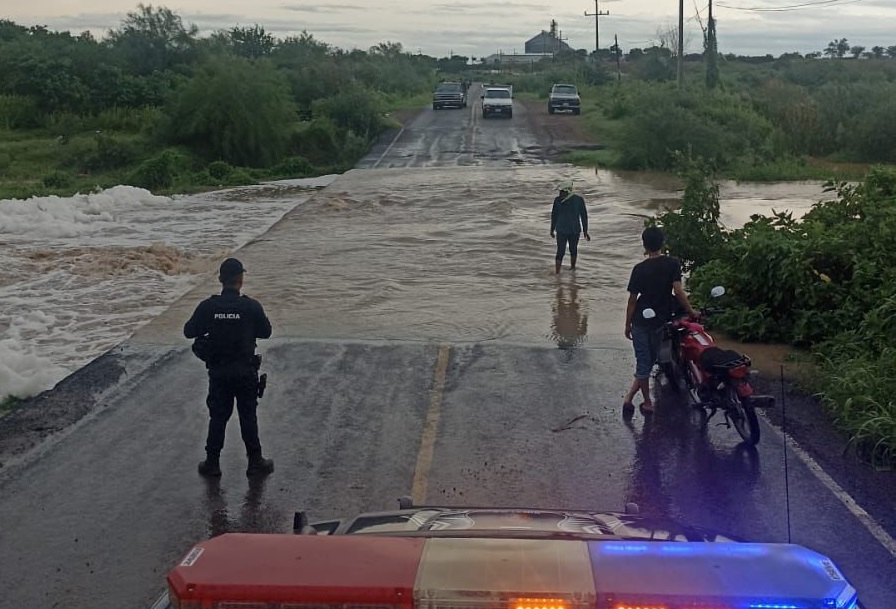 Cierran carretera a Pueblo Nuevo, en Elota, ante crecida de río sobre la rúa