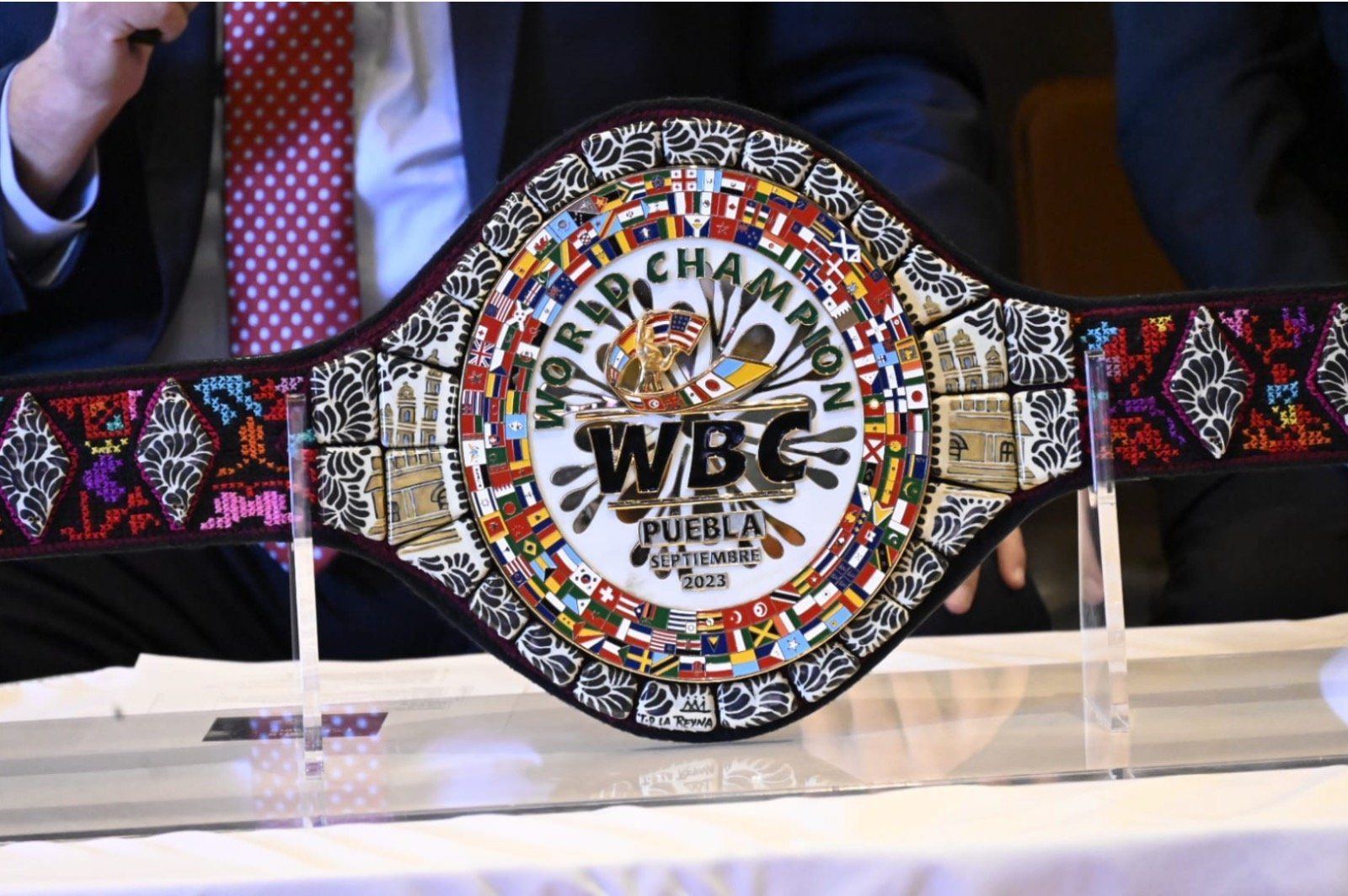 Presentan el cinturón conmemorativo para la pelea entre Canelo Álvarez y Jermell Charlo