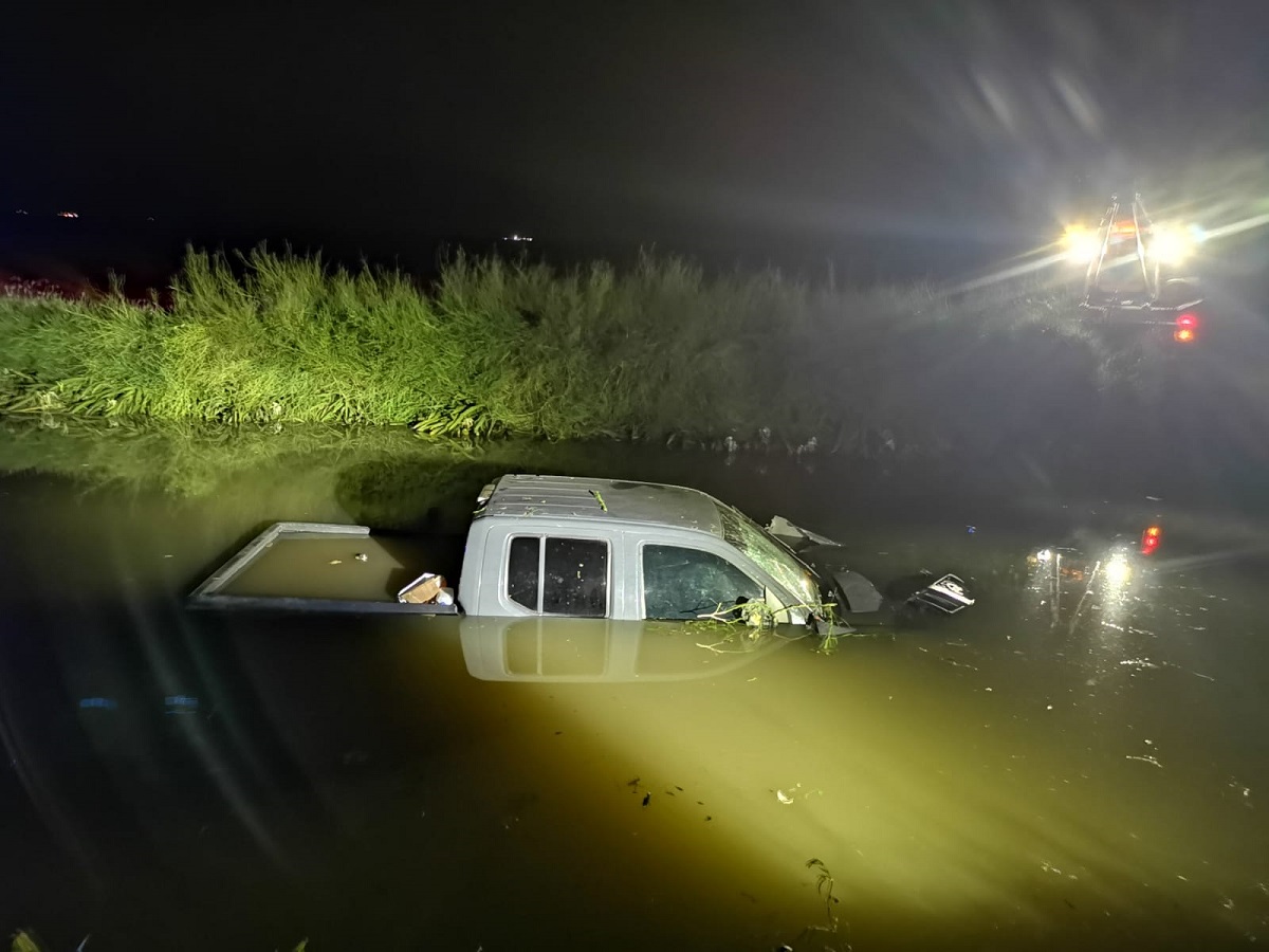 Conductor de una camioneta cae dentro del canal Lateral 18, en Ahome