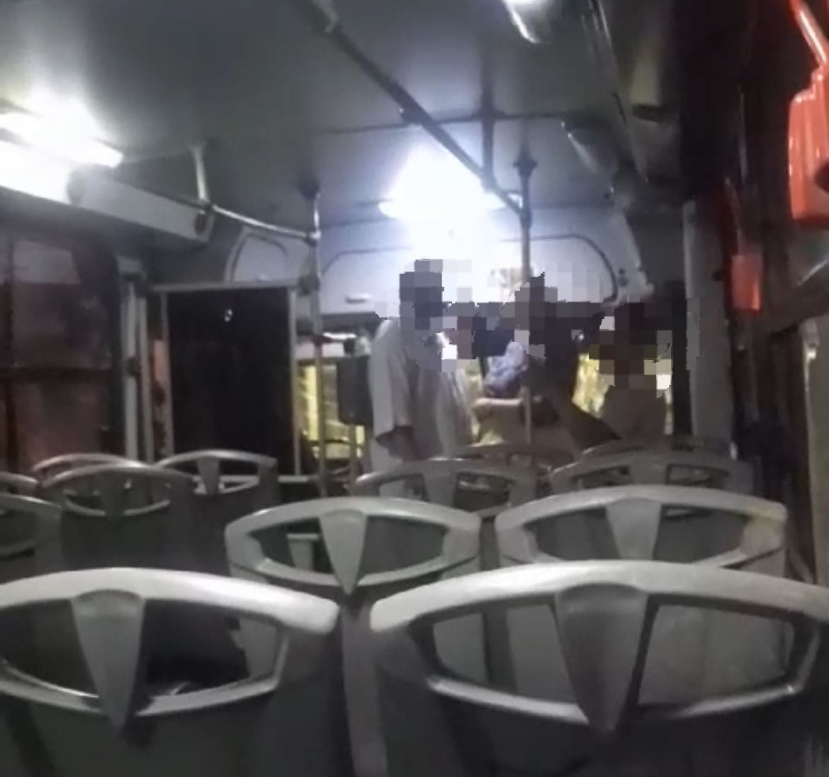 VIDEO |’Tiene que alistar el dinero si va a agarrar el camión’; conductor de ruta Solidaridad agrede a usuarios