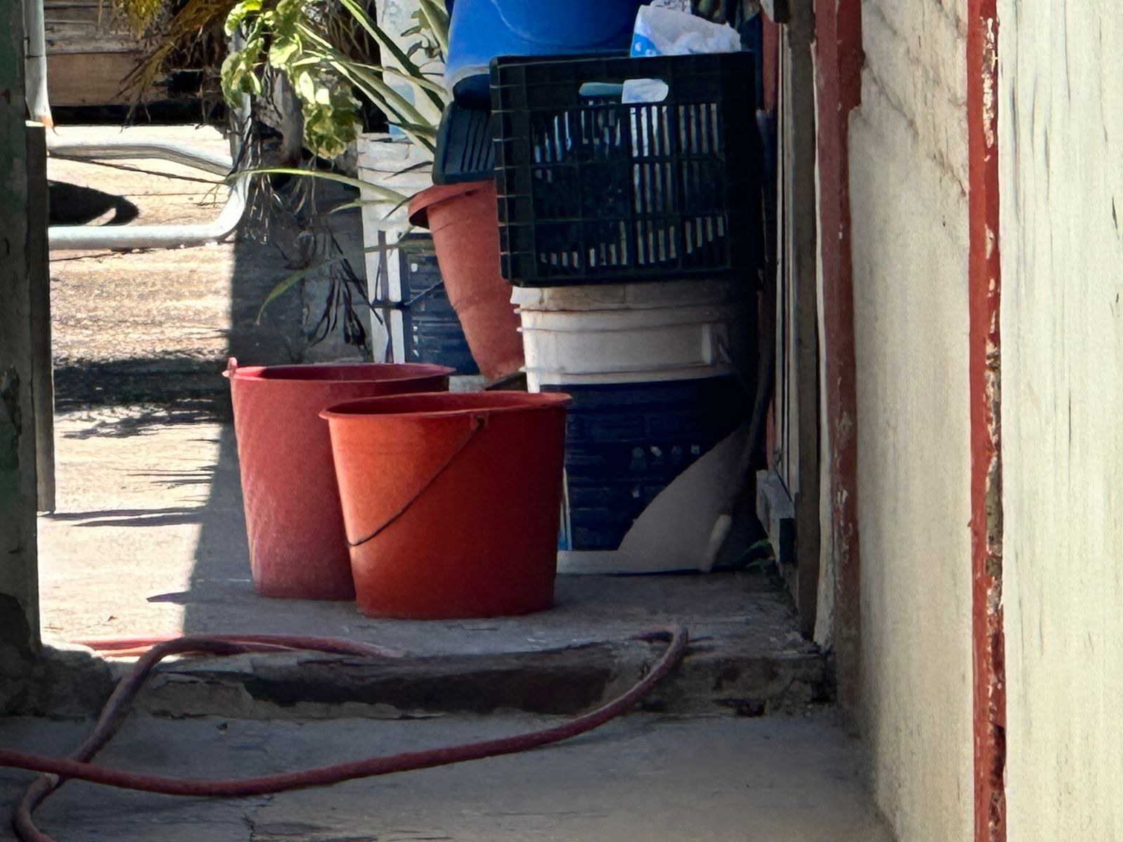 Desespera falta de agua en Villa Unión, ya son tres días con desabasto