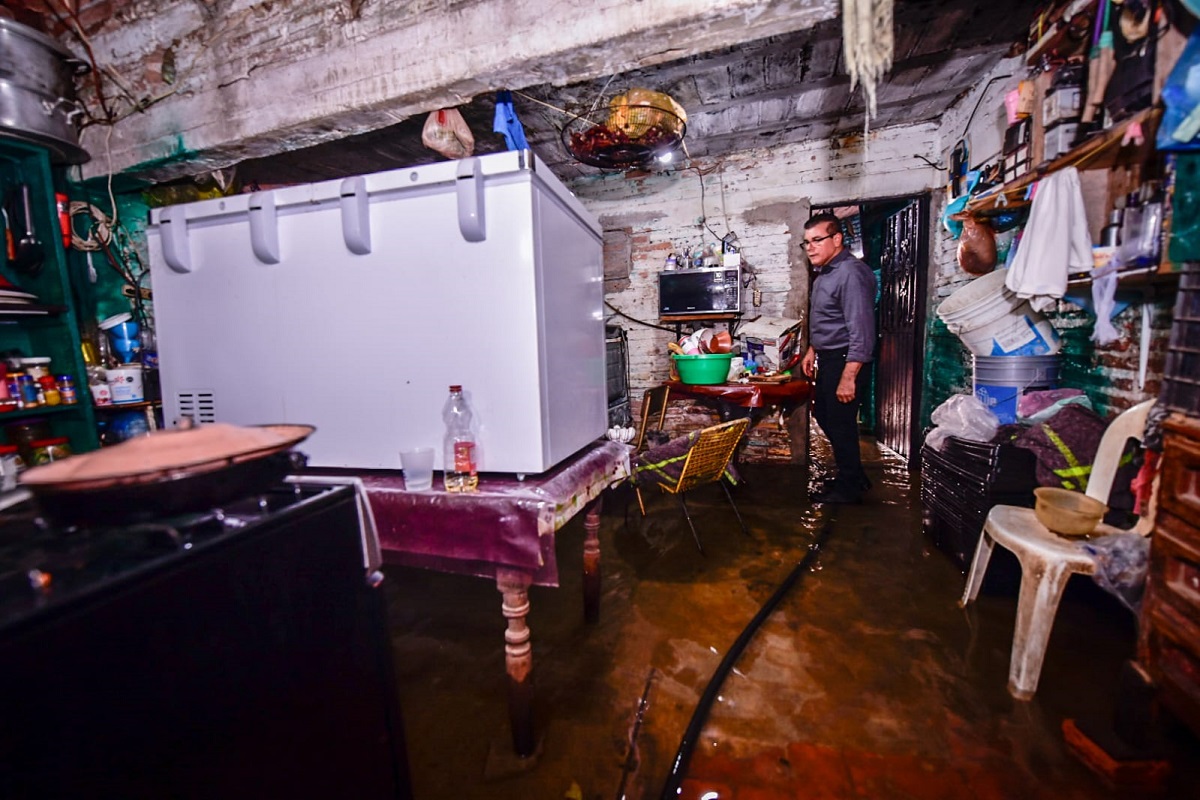 Visita Édgar González a familias afectadas por inundaciones en Mazatlán e instruye darles el apoyo