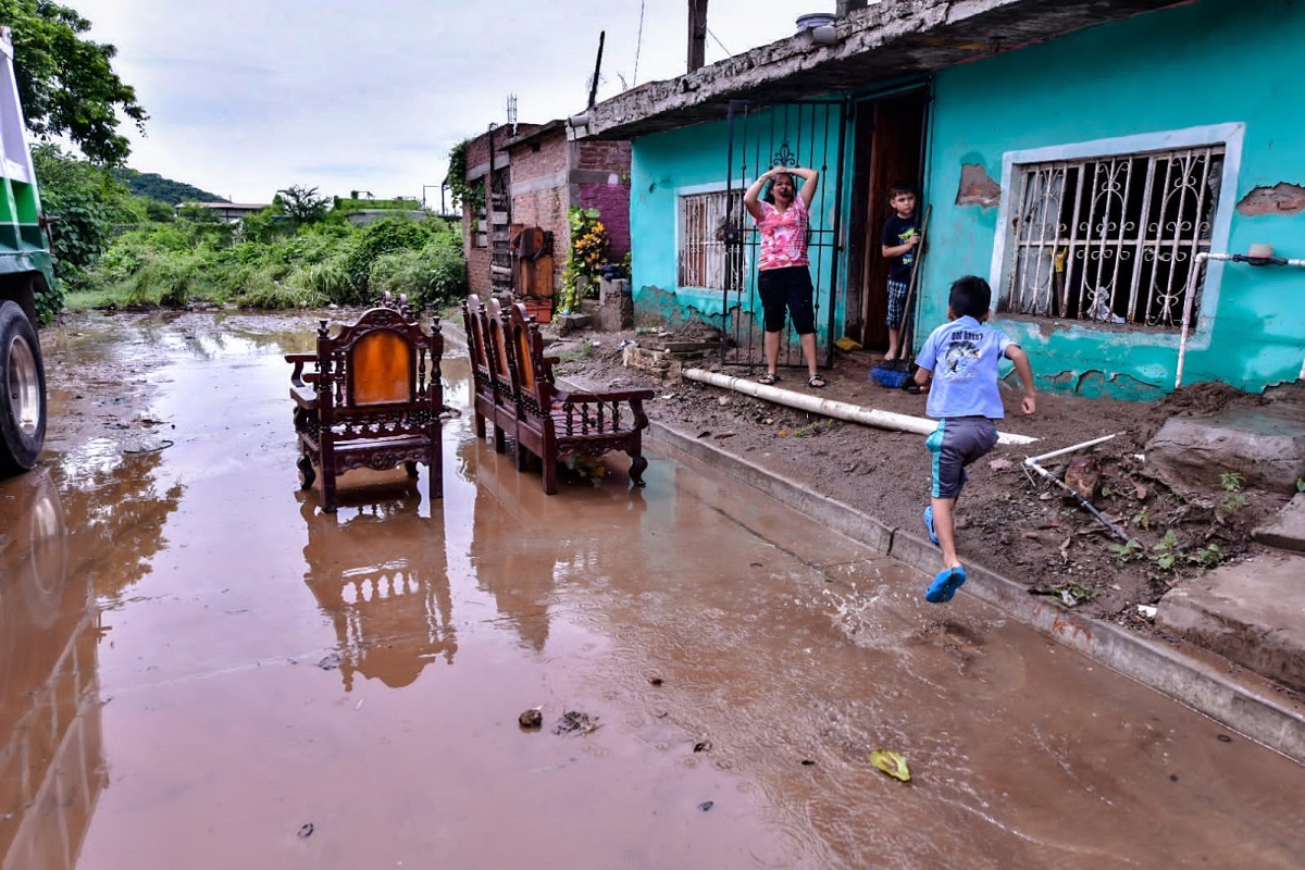 ‘Cuentan con nuestro apoyo’: Gobernador otorgará 5 mil pesos en efectivo a familias afectadas por inundación