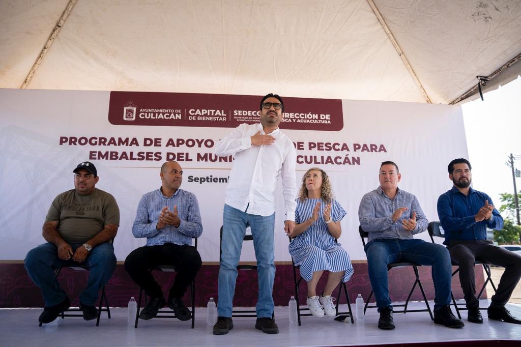 Alcalde entrega apoyos a Cooperativas Pesqueras para impulsar la actividad productiva