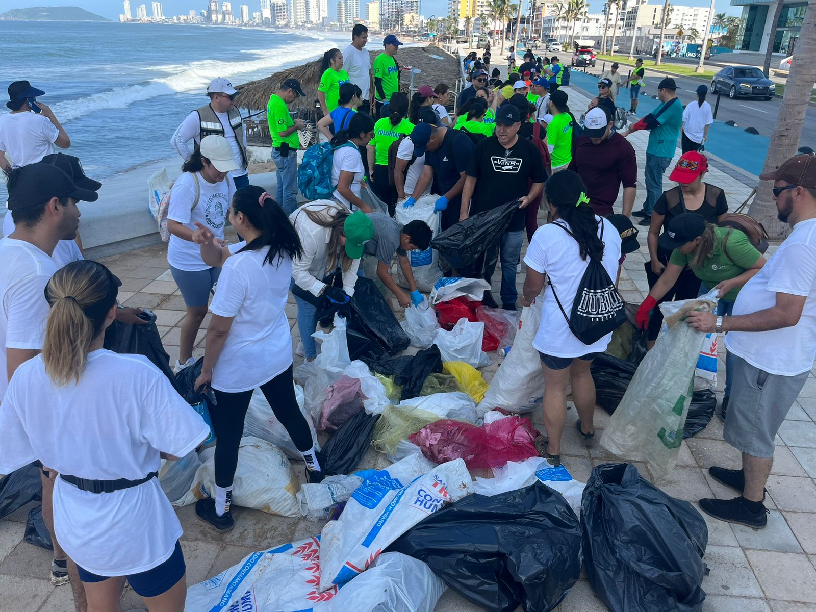 Mazatlán tiene un escuadrón azul, 300 voluntarios se unen para limpiar la playa este sábado