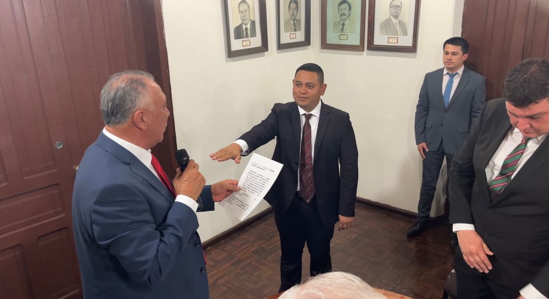 Esteban Adrián Soto Laurean rinde protesta como nuevo tesorero de El Fuerte