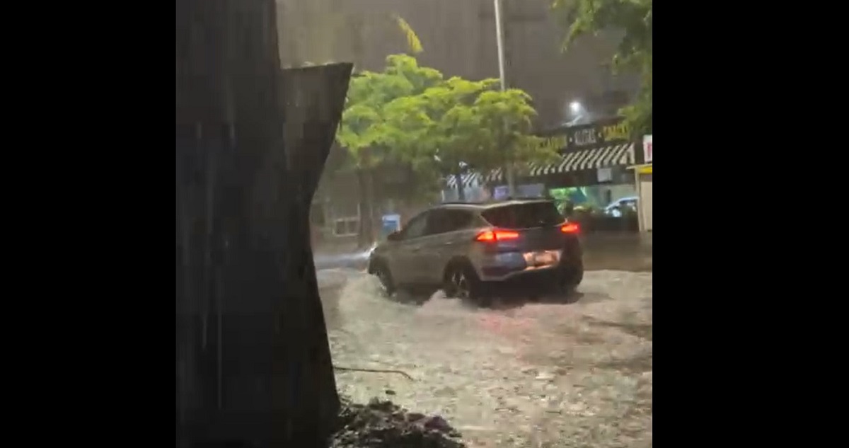 De nuevo aguacero acompañado de tormenta eléctrica y viento sorprende a Mazatlán