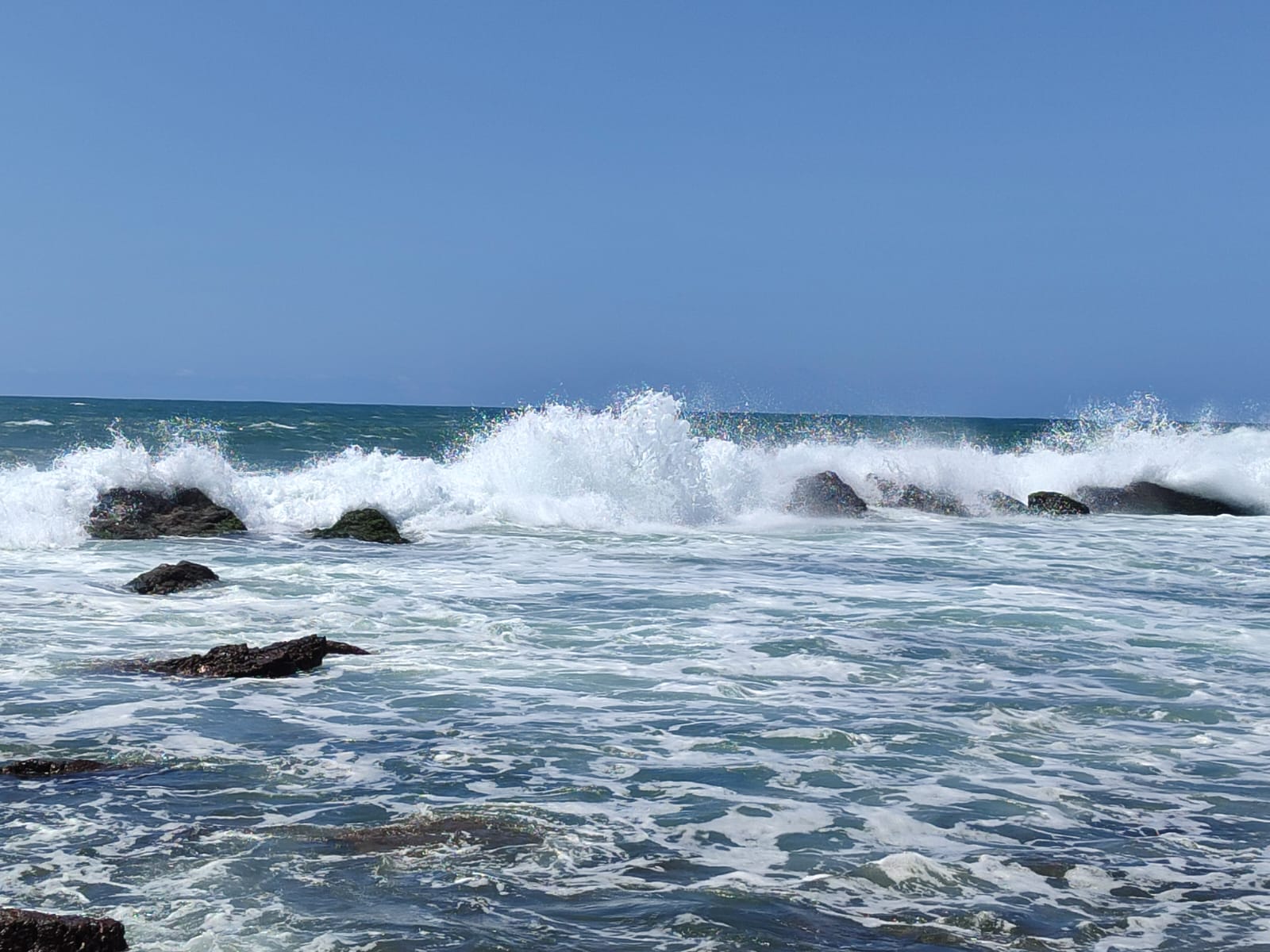 Por fuerte oleaje en playas de Mazatlán, Policía Acuática y Capitanía de Puerto cierran el puerto a la navegación