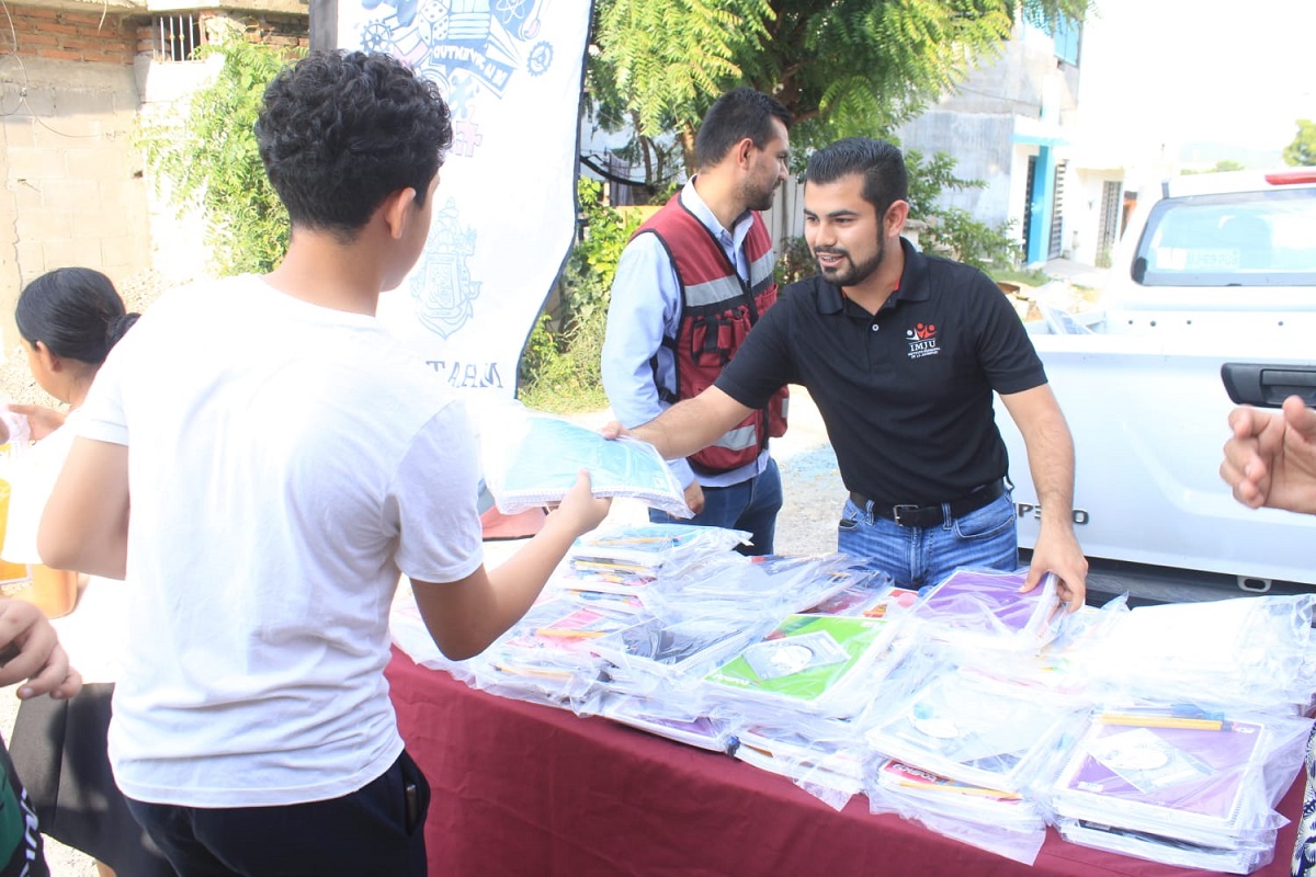 Estudiantes de Villa Tutuli y Montebello en Mazatlán reciben útiles escolares de parte del IMJU