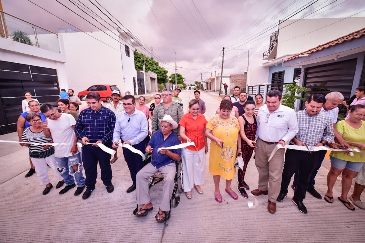 Tras alrededor de 15 años de solicitarlo, vecinos del Valle del Ejido, en Mazatlán tienen por fin su calle pavimentada