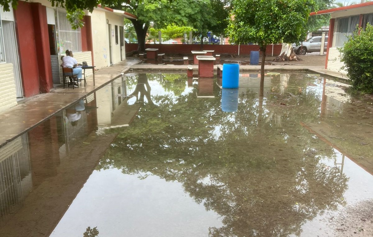 Primaria en El Castillo queda inundada tras lluvias torrenciales en Mazatlán