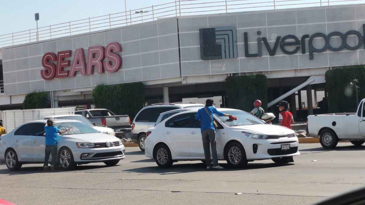 Limpiavidrios se enoja e intenta agredir a conductora, tras no recibir propina en un bulevar de Los Mochis