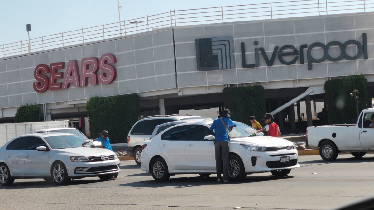 Comerciantes de Los Mochis se quejan de los limpiavidrios, aseguran que son groseros y violentos