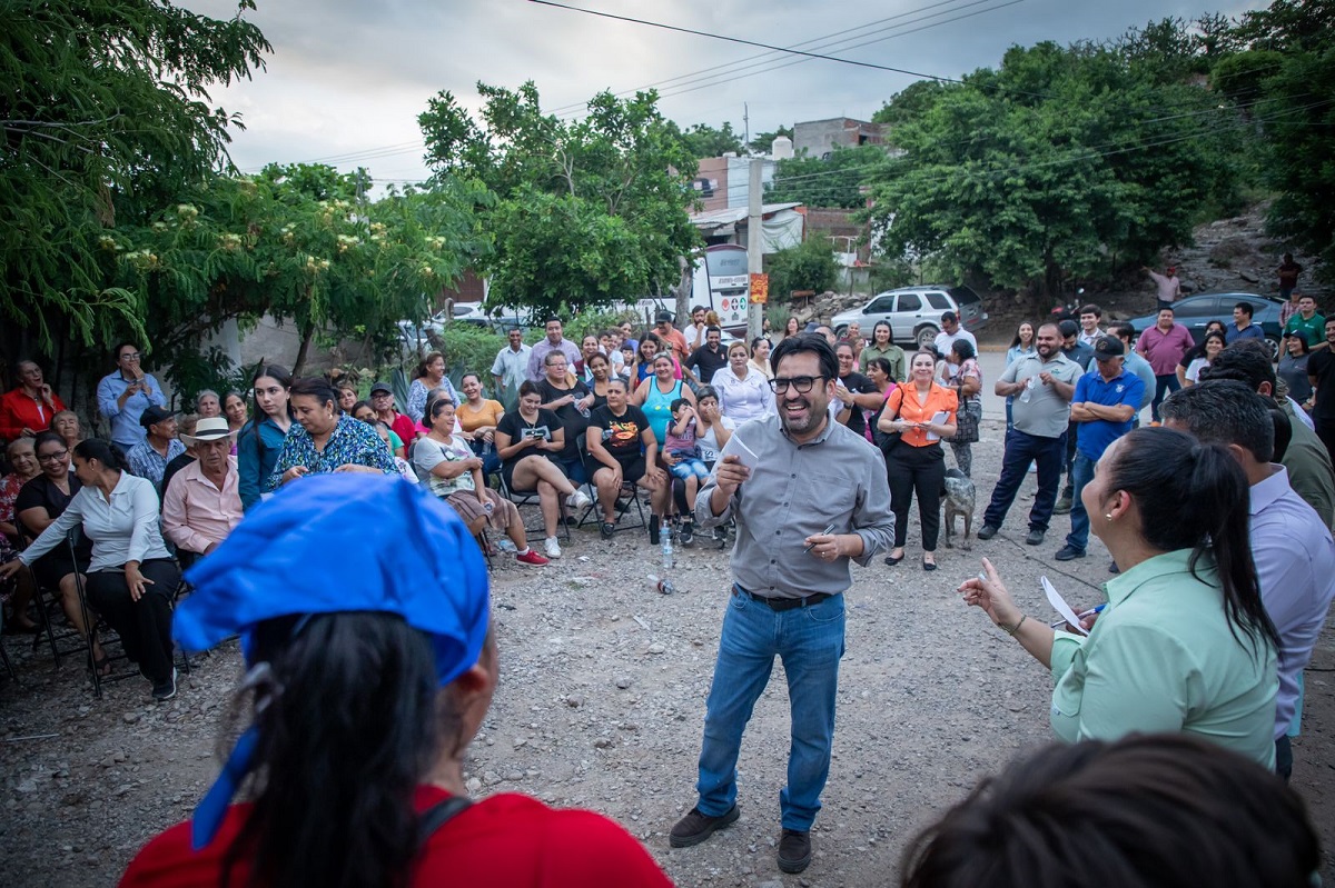 Juan de Dios Gámez acuerda con vecinos de la colonia Renato Vega pavimentación y rehabilitación de calles