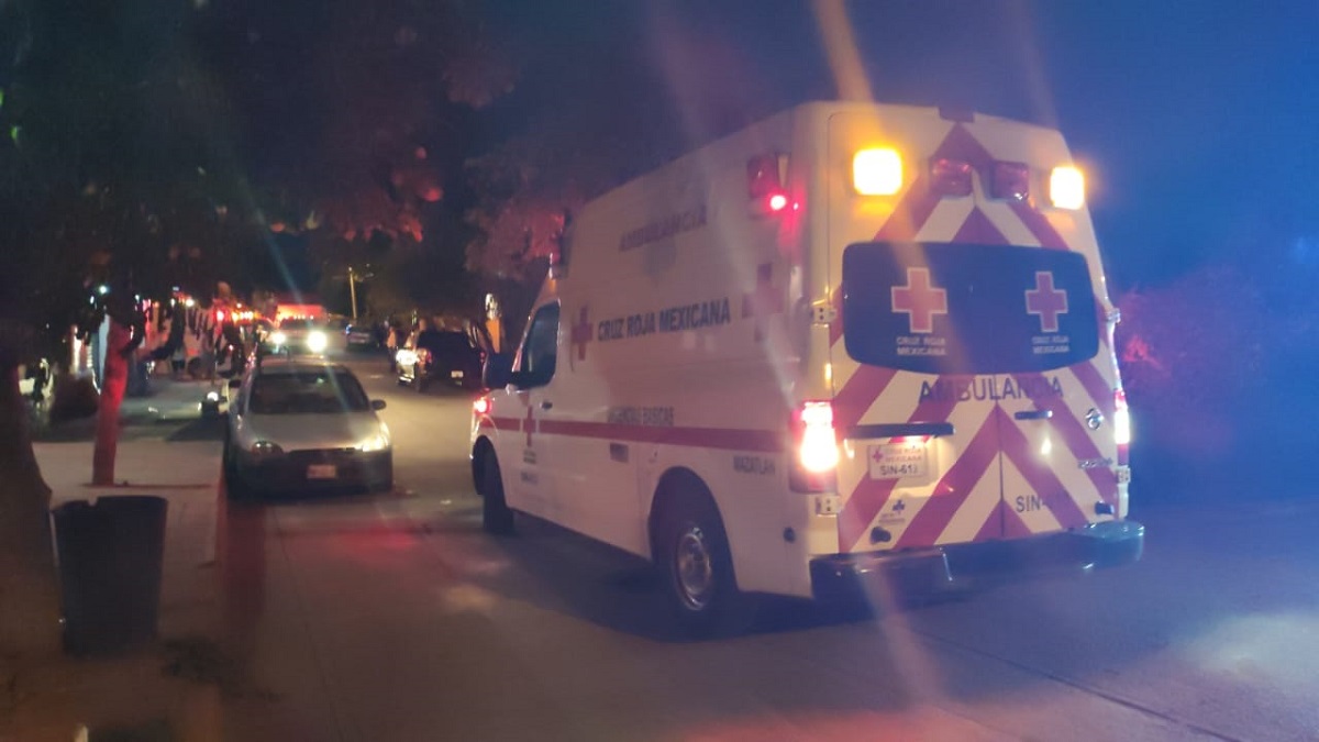 Porque no le contestó el celular, policía de Mazatlán da brutal golpiza a su pareja en Año Nuevo y la manda a la Cruz Roja