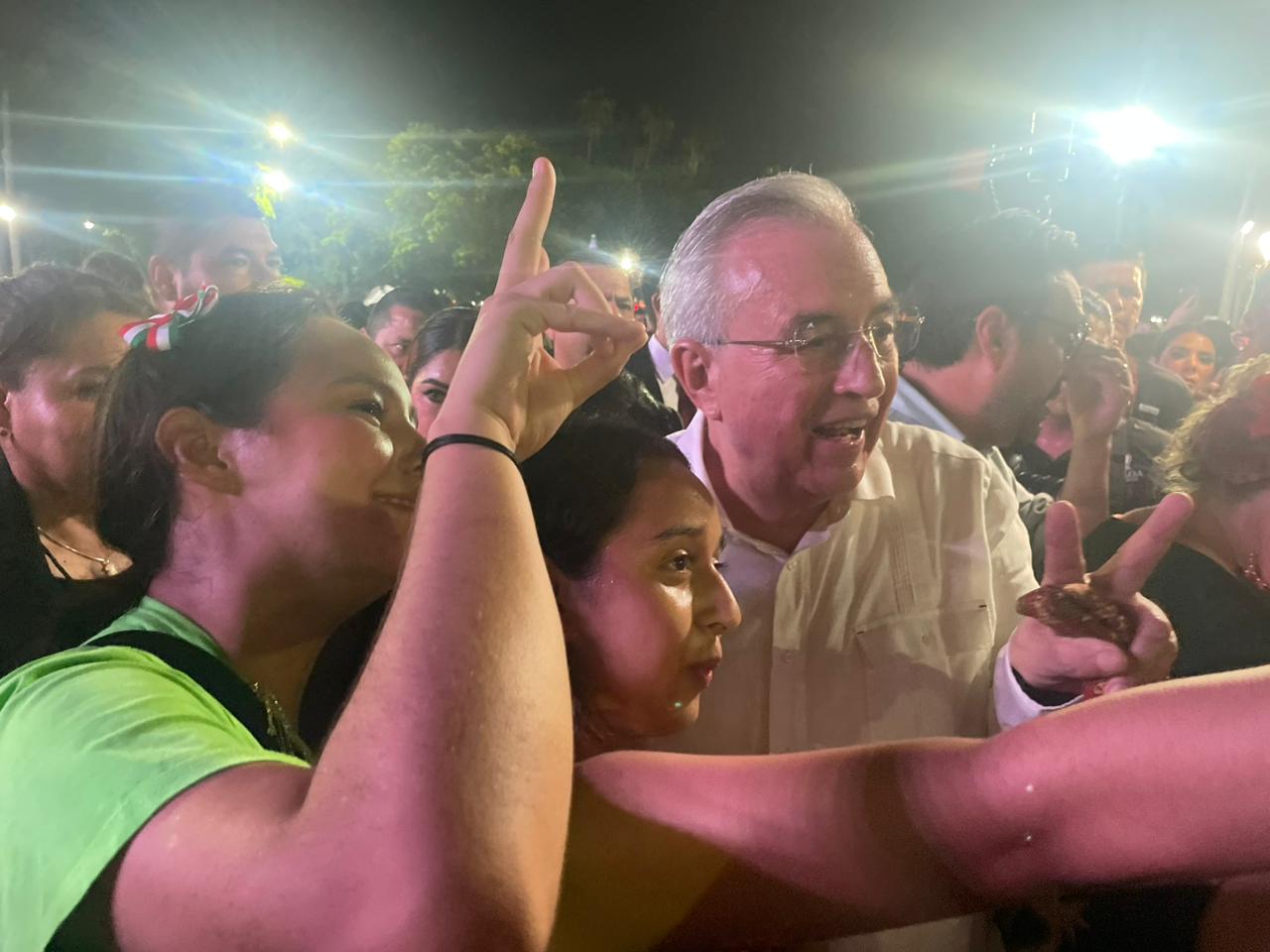 Gobernador comparte gran felicidad con asistentes del Grito de Independencia; Yuridia empieza a cantar
