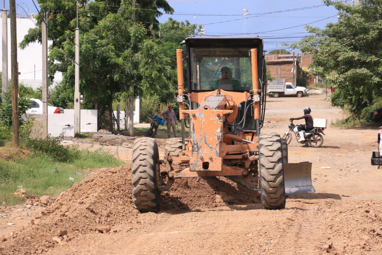 Continúan mejorando las condiciones de tránsito vehicular y peatonal en colonias de Mazatlán