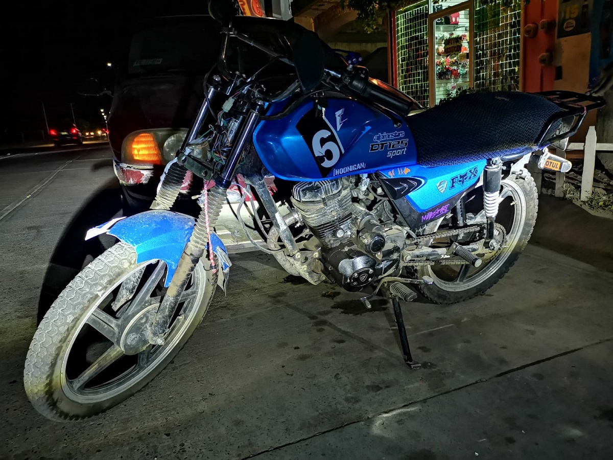 Joven motociclista resulta con lesiones tras chocar contra automóvil en residencial de Los Mochis