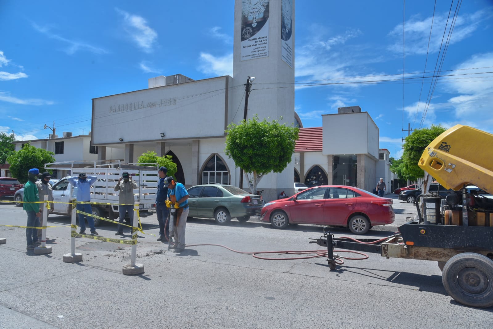 Inician Japama y Obras Públicas reparación de socavón que brotó frente al templo de San José en Los Mochis