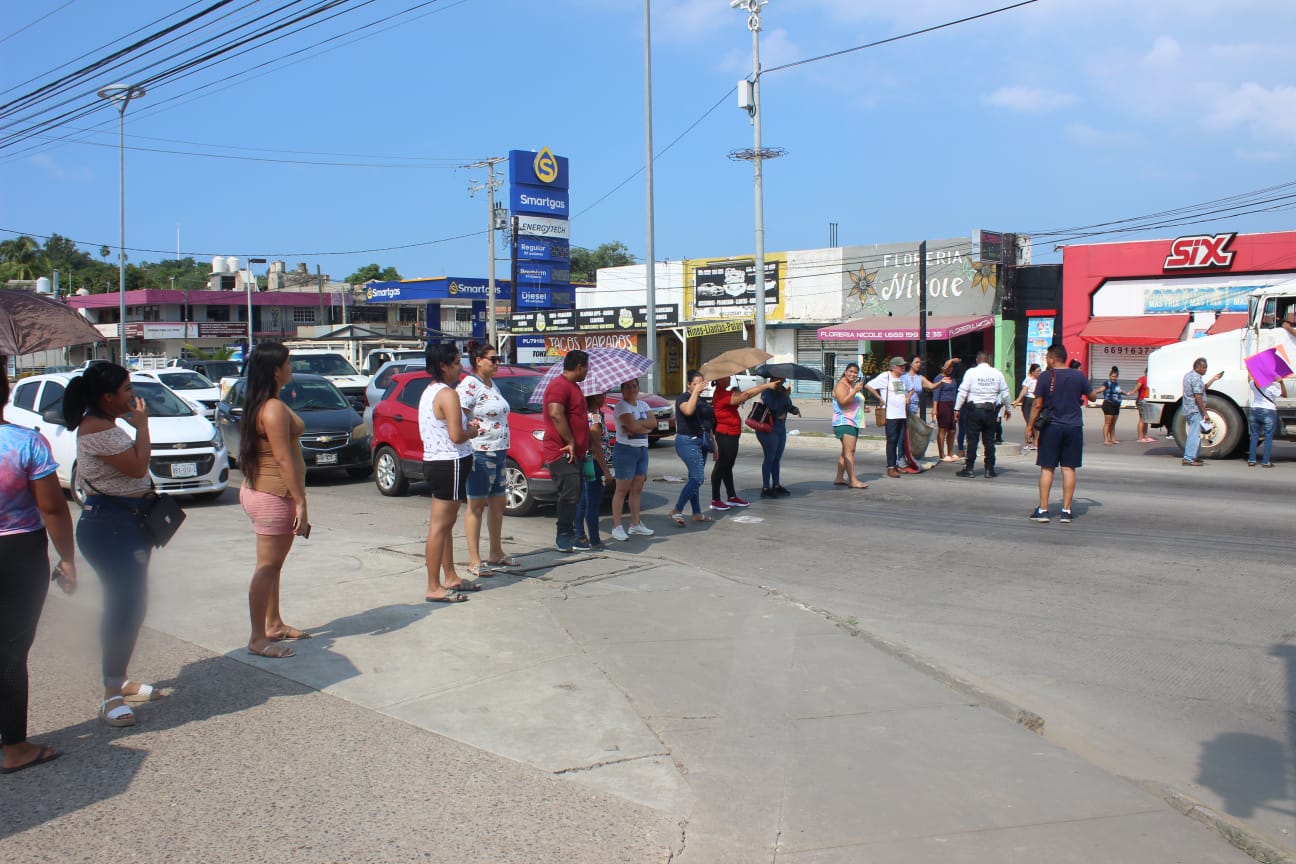 Culpan al Ayuntamiento de Mazatlán de malas condiciones en el kínder Ovidio Decroly; padres bloquean avenida