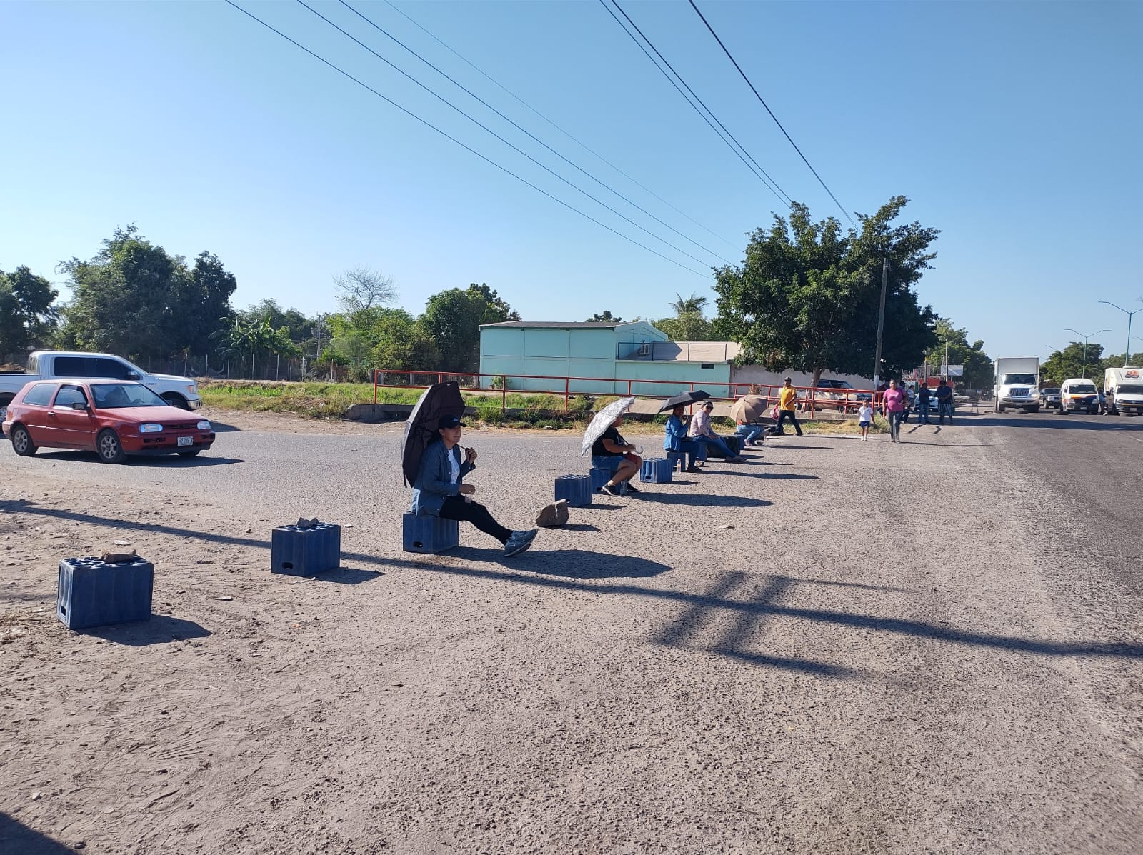 Padres de familia de la escuela primaria Cristóbal Colón en Taxtes, cierran de nuevo la Mochis-El Fuerte