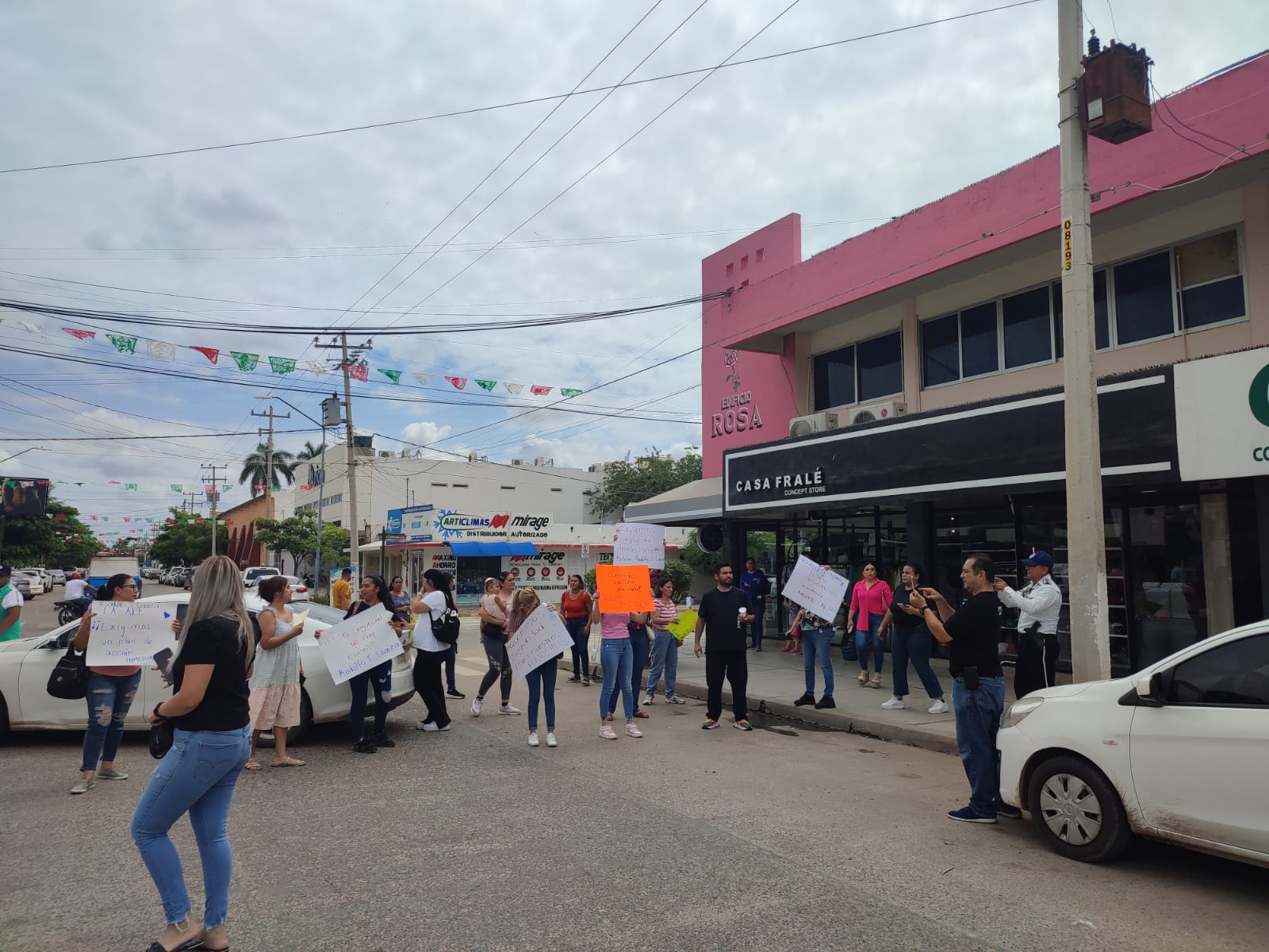 Bloquean calles del centro; padres de familia de kínder en Guasave exigen atención de la SEPyC