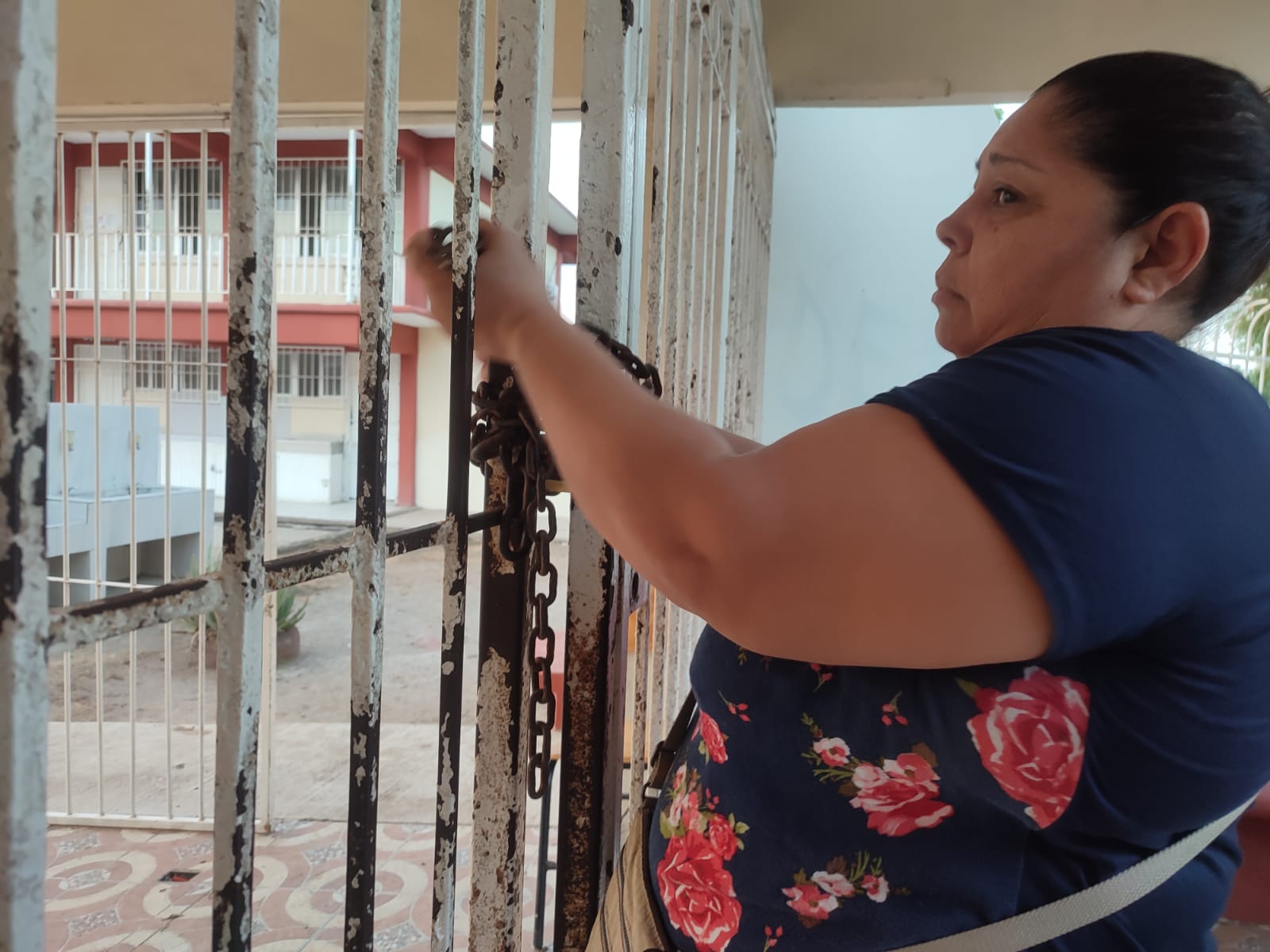 Van 3 alumnos desmayados en secundaria de Mazatlán por falta de minisplits; solo la dirección tiene