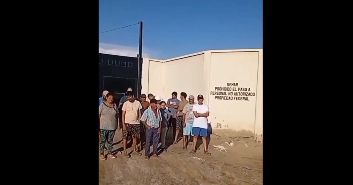 En solidaridad con Natanael, pescadores de Guasave se manifiestan afuera de base de la Marina en Boca del Río