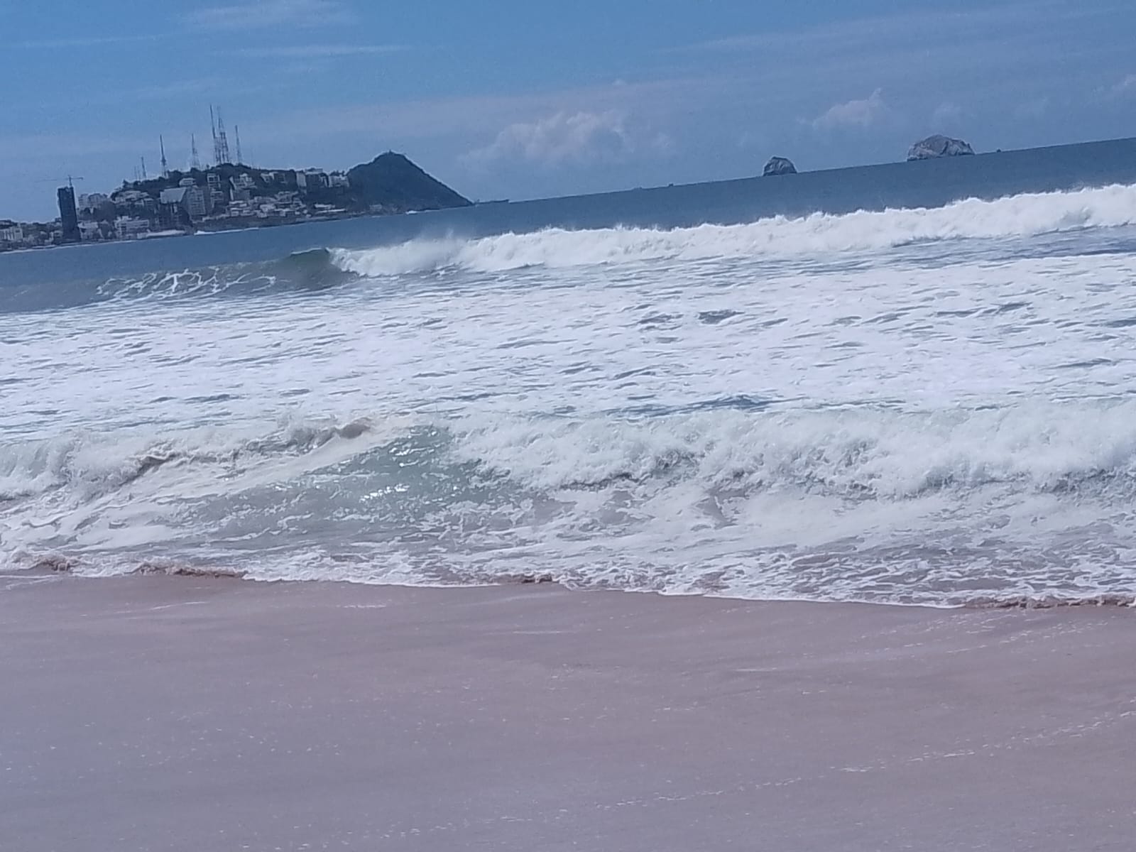 Por efectos de Mar de Fondo cierran playas en Mazatlán