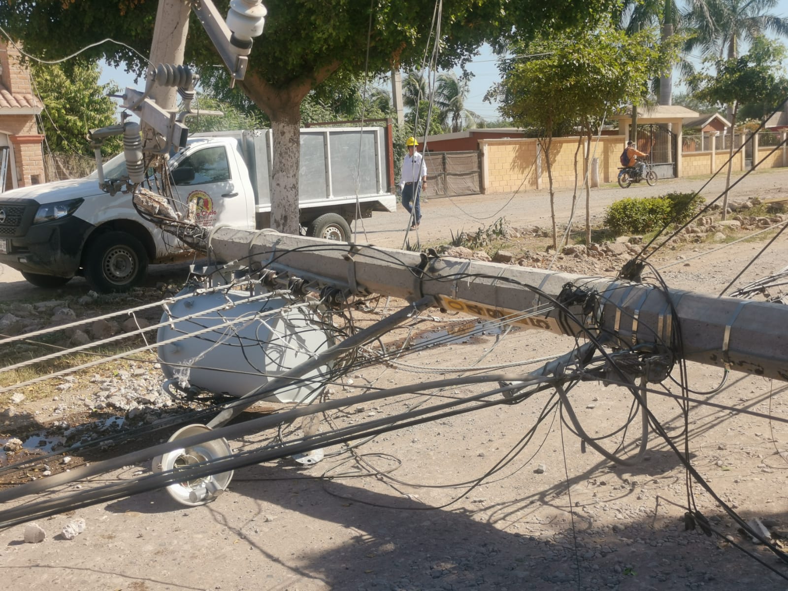 Tráiler derriba poste de la CFE en el ejido Flores Magón en Los Mochis; habitantes se quedan si luz