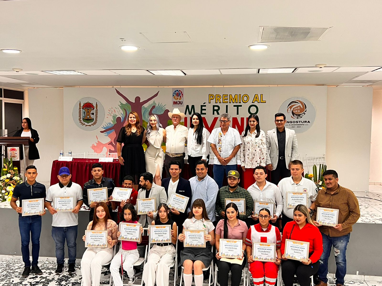 Entregan en Angostura, el premio al Mérito Juvenil 2023