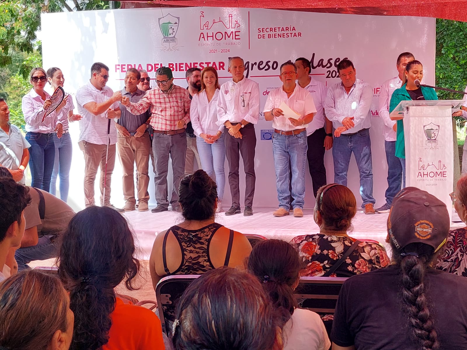 Aprovechan ahomenses primera Feria del Bienestar con temática del ‘Regreso a clases’ realizada por Ayuntamiento