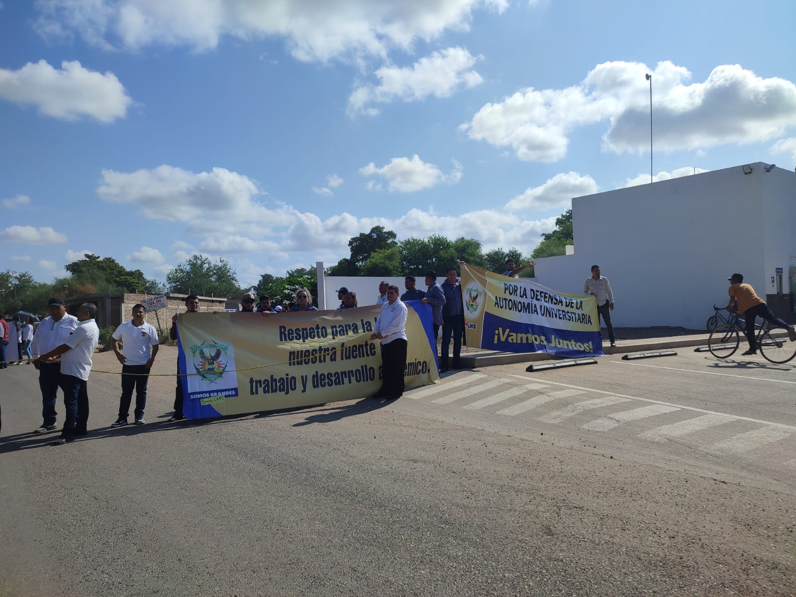 ¡Ya hay pase! Trabajadores de la UAS liberan paso por el bulevar Juan de Dios Bátiz