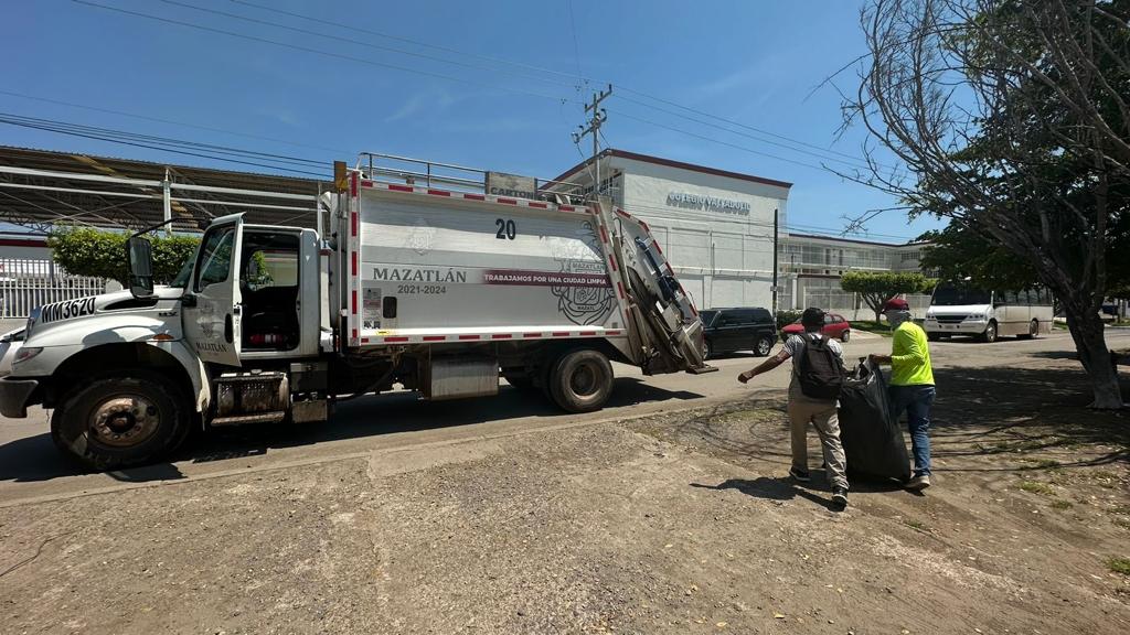 Se niega el Stasam a recolectar la basura en Mazatlán; personal de confianza le entra al quite