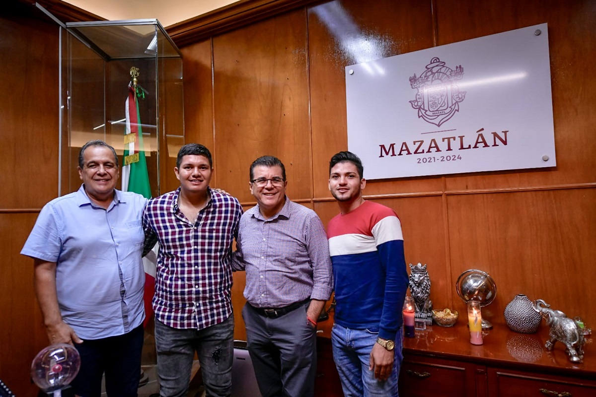 Se acercan comisarios de El Recreo y Camacho con Édgar González para gestionar obra pública en sus comunidades