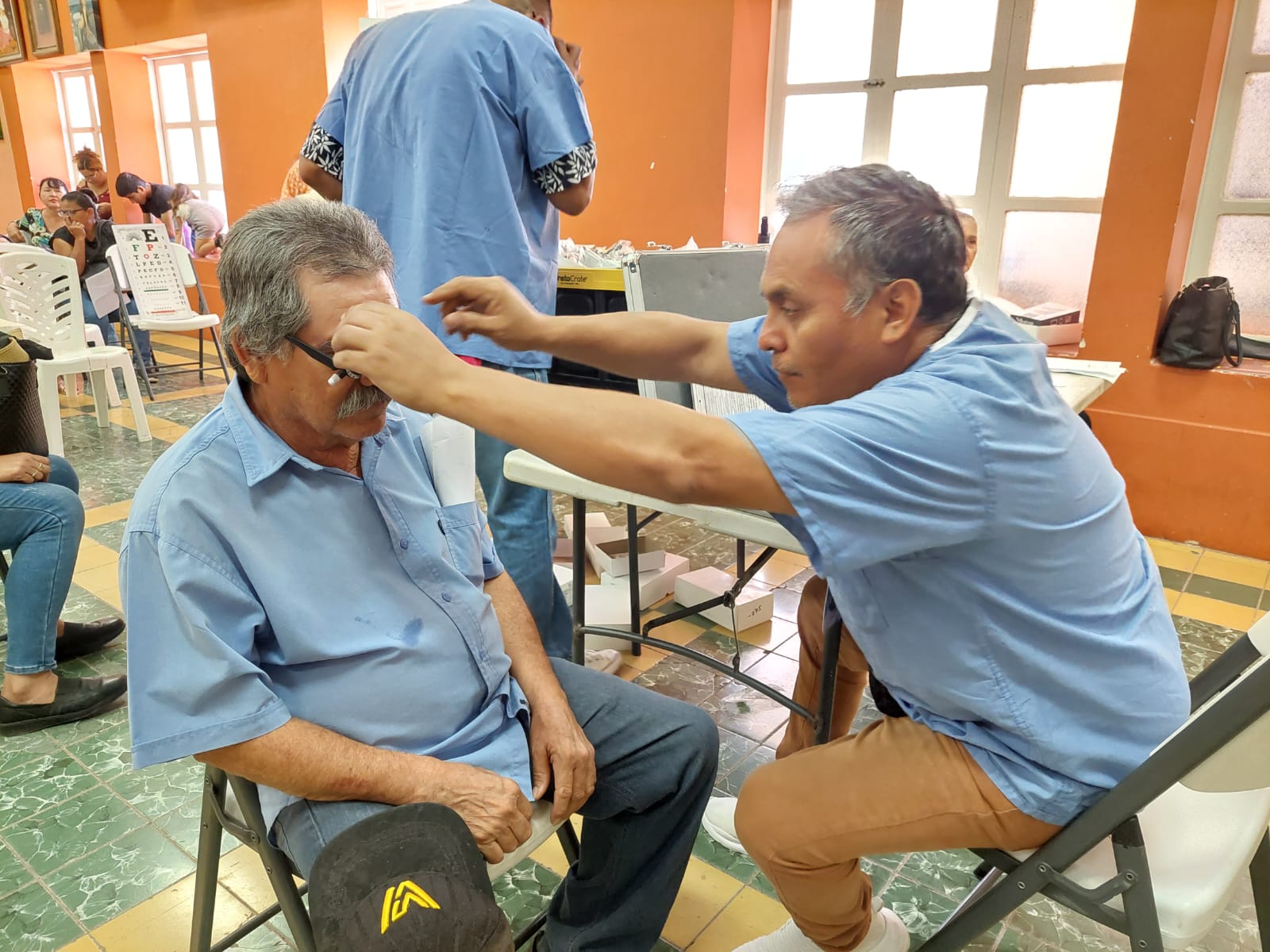 En Salvador Alvarado, Sistema DIF y la Beneficencia Pública mejoran la salud visual de 114 personas